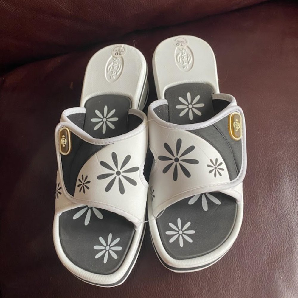 LADIES SANDALS NEW